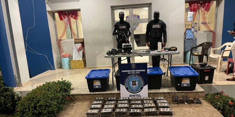 Ocupan cocaína y armas en operativo en Santo Domingo Este