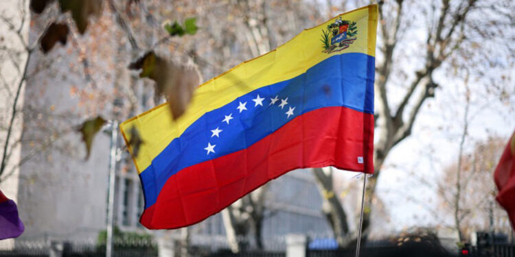 Venezuela inyecta petrodólares para bajar precios en medio de una fuerte crisis
