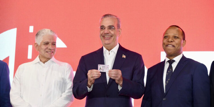 Abinader recibe nueva licencia; sistema es del Estado