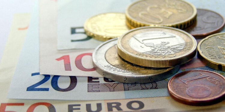 El euro cae tras fuerte creación de empleo en EEUU