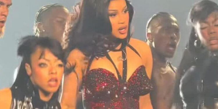 Cardi B cae en concierto y dice que fue “IA”
