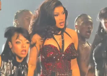 Cardi B inicia gira con guiño latino y bromas sobre ICE