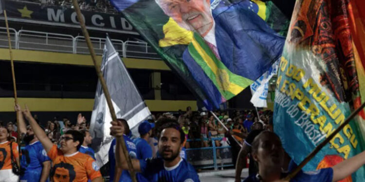 Carnaval de Río abre con carroza dedicada a Lula