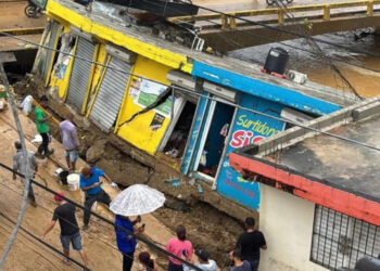 Colapsan comercios y viviendas en Gaspar Hernández por lluvias