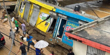 Colapsan comercios y viviendas en Gaspar Hernández por lluvias
