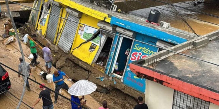 Colapsan comercios y viviendas en Gaspar Hernández por lluvias