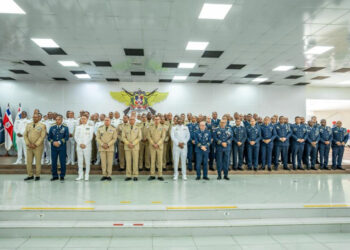 Defensa reconoce a oficiales por años de servicio