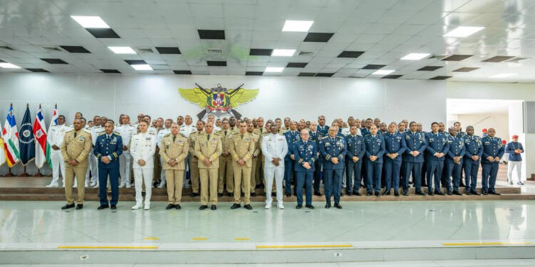 Defensa reconoce a oficiales por años de servicio
