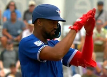 Eloy Jiménez brilla en su debut de pretemporada con Toronto