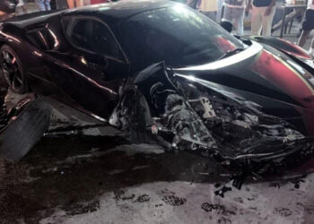 Ferrari de El Alfa choca contra poste en Distrito Nacional