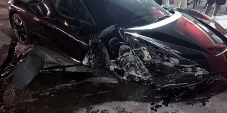 Ferrari de El Alfa choca contra poste en Distrito Nacional