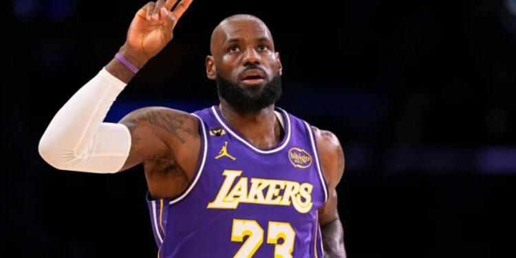LeBron James, el más veterano con triple doble en NBA