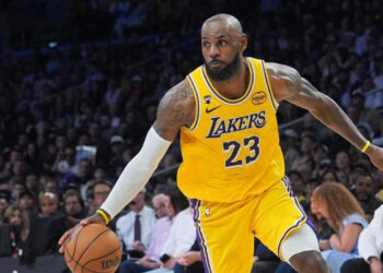 LeBron James lidera triunfo de Lakers ante Warriors