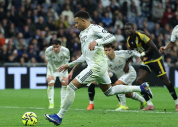 Mbappé rescata al Real Madrid con penal en el descuento