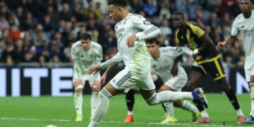 Mbappé rescata al Real Madrid con penal en el descuento