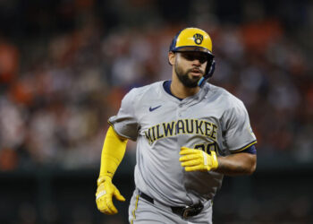 Milwaukee acuerda con Gary Sánchez por un año