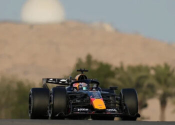 Norris lidera pruebas en Bahréin y Verstappen acecha