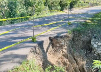 Peligro por derrumbe en entrada de Villa Isabela