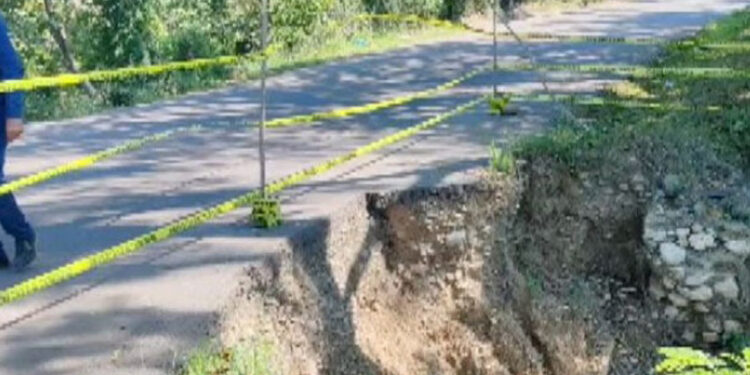 Peligro por derrumbe en entrada de Villa Isabela