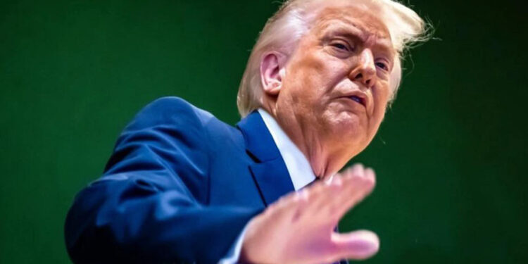 Trump ordena publicar archivos sobre Ovnis
