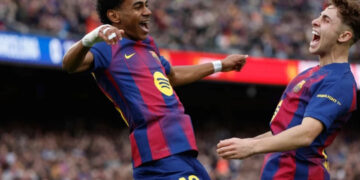 Yamal firma triplete con Barcelona ante Villarreal