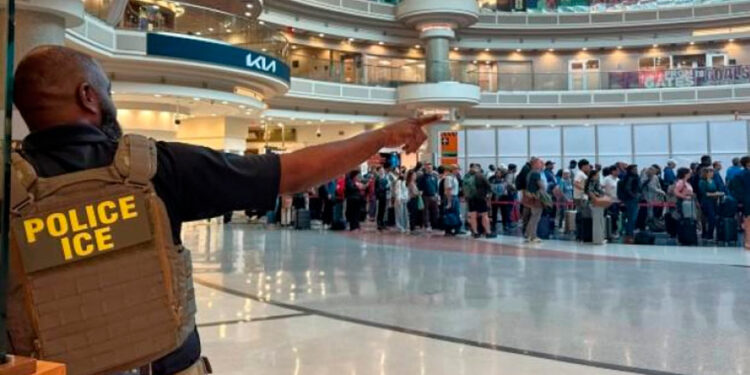 ICE seguirá en aeropuertos hasta normalidad total