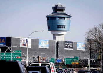 LaGuardia reabre tras choque mortal en pista