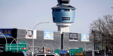 LaGuardia reabre tras choque mortal en pista