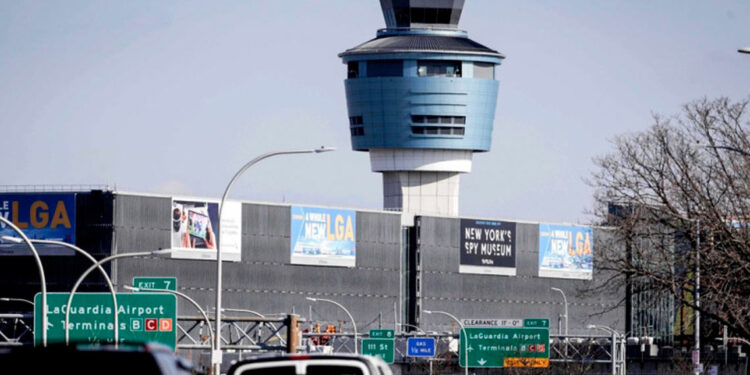 LaGuardia reabre tras choque mortal en pista