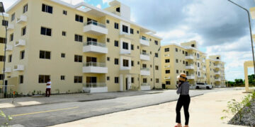 Médicos reclaman entrega de apartamentos en Santo Domingo Norte