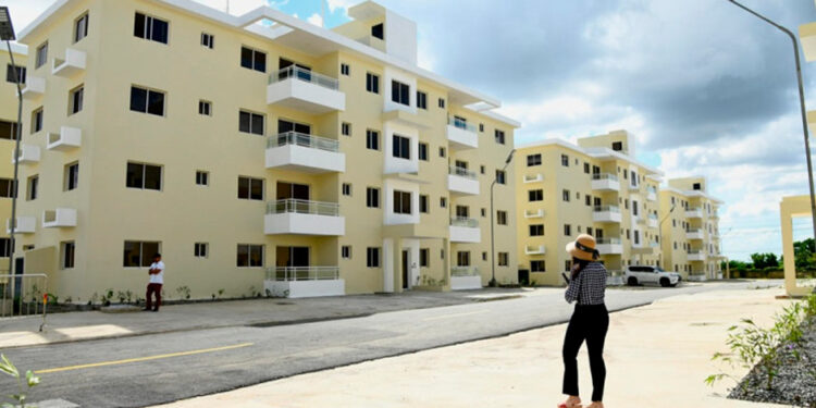 Médicos reclaman entrega de apartamentos en Santo Domingo Norte