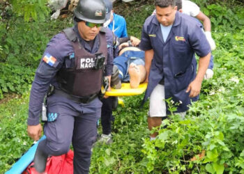 Motorista cae a cañada tras choque en Los Jardines del Norte