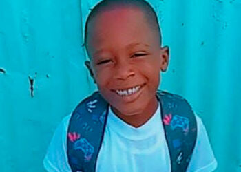 Niño muere atropellado por autobús camino a la escuela