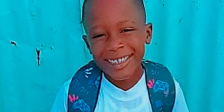 Niño muere atropellado por autobús camino a la escuela