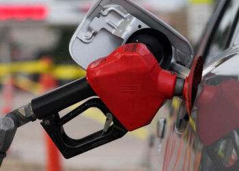 PLD critica alza de combustibles y pide plan por guerra en Irán