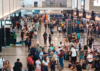 Pasajeros varados en AILA por falla en vuelo a Madrid
