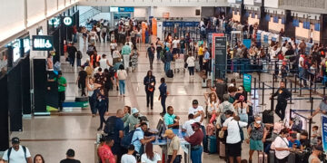 Pasajeros varados en AILA por falla en vuelo a Madrid