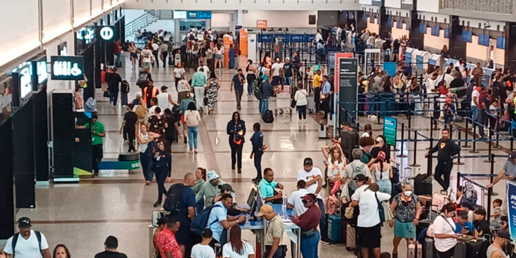 Pasajeros varados en AILA por falla en vuelo a Madrid