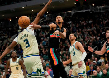 Spurs aplastan a Bucks con Castle y Wembanyama