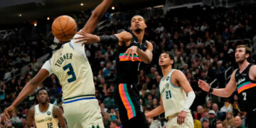 Spurs aplastan a Bucks con Castle y Wembanyama
