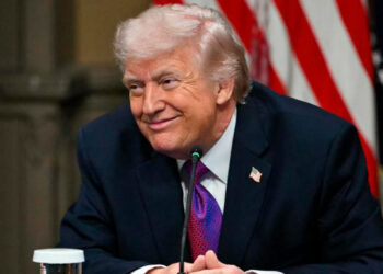 Trump amenaza con desplegar ICE en aeropuertos