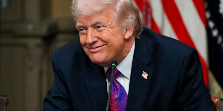 Trump amenaza con desplegar ICE en aeropuertos