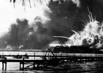 Trump bromea sobre Pearl Harbor y ataque a Irán