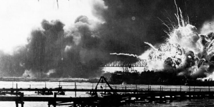 Trump bromea sobre Pearl Harbor y ataque a Irán