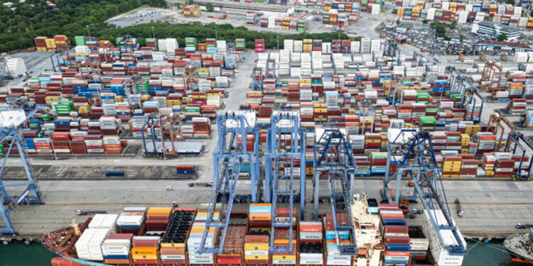 Bloqueo de Ormuz dispara costos en canal de Panamá
