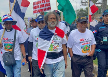 Campesinos marchan en Santiago contra minería