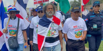 Campesinos marchan en Santiago contra minería