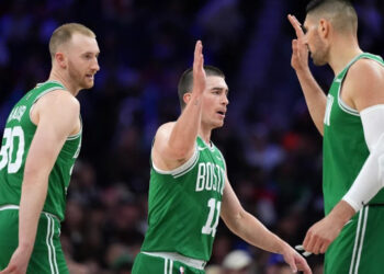 Celtics aplastan a 76ers pese al regreso de Embiid