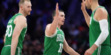 Celtics aplastan a 76ers pese al regreso de Embiid