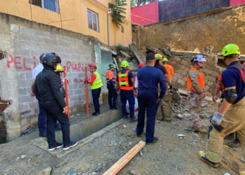 Colapsa vivienda por deslizamiento en Santiago